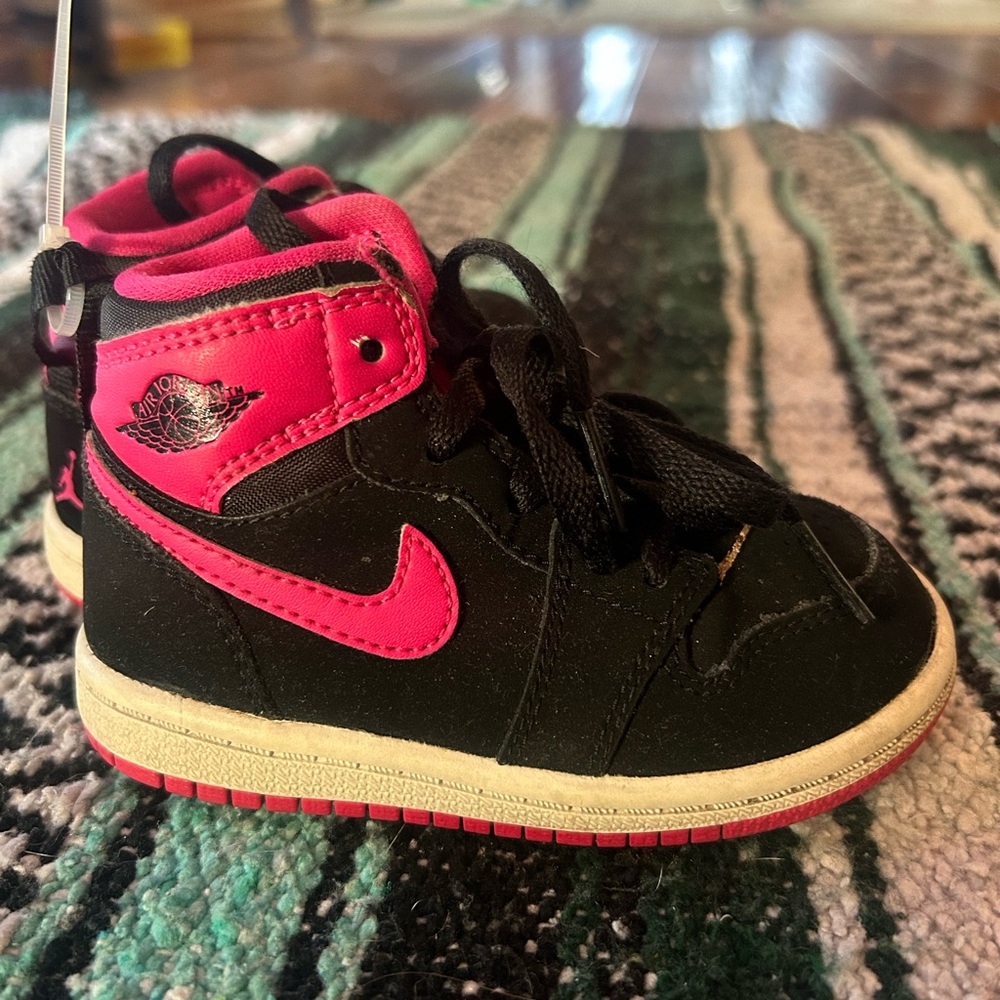 Nike Air Jordan 1 Retro High Vivid Pink shoes